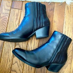 Kenneth Cole - Size 6 almond toe boot
